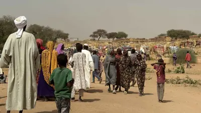 نازحون سودانيون يغادرون مخيم زمزم