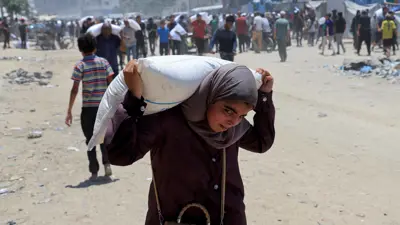 مشهد من توزيع المساعدات في غزة