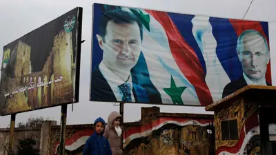 لوحة إعلانية في مدينة حلب تظهر عليها صورة الأسد وبوتين