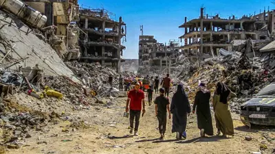 مدنيون وسط الدمار في غزة