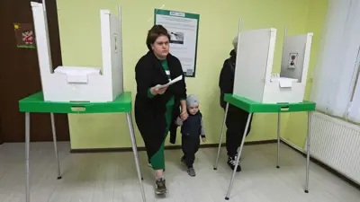 مواطنة جورجية تدلي بصوتها