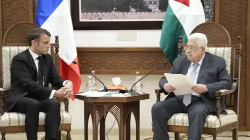 الرئيسان الفرنسي والفلسطيني خلال لقاء سابق