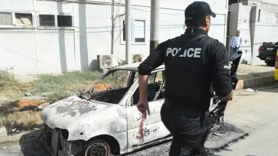 من موقع انفجار سابق في باكستان