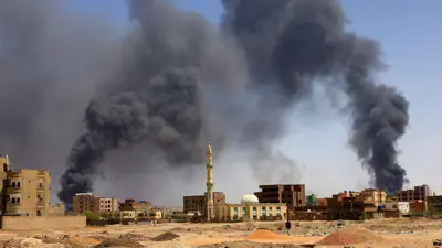 أعمدة الدخان تتصاعد من موقع تعرض لقصف في السودان