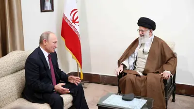 المرشد الإيراني علي خامنئي والرئيس الروسي فلاديمير بوتين