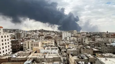 دخان يتصاعد في صنعاء إثر ضربة إسرائيلية