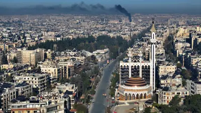 مدينة حلب وتظهر أعمدة دخان إثر  القصف