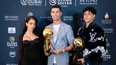 رونالدو ونجله وجورجينا رودريغيز في حفل "غلوب سوكر"