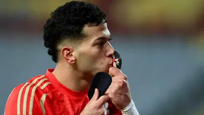 إمام عاشور نجم الأهلي المصري