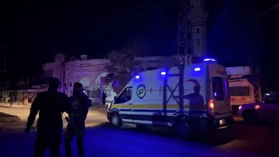 فرق الدفاع المدني والأمن السوري أمام المسجد في حيالين