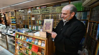 صاحب إحدى المكتبات في دمشق