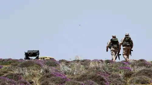 مقاتلان تابعان لحزب الله في لقطة أرشيفية