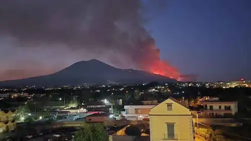 حريق يطوّق جبل فيزوف بإيطاليا 