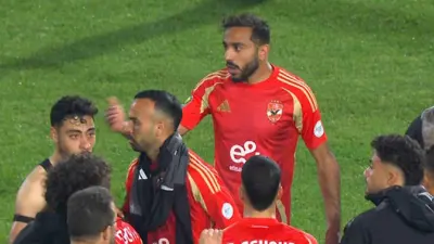 كهربا مع لاعبي الأهلي المصري
