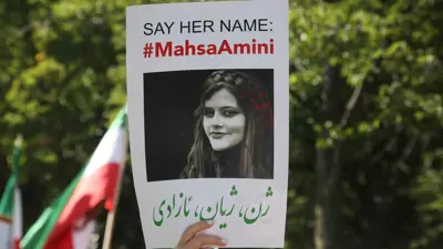 رفع صورة لمهسا أميني خلال احتجاجات على مقتلها