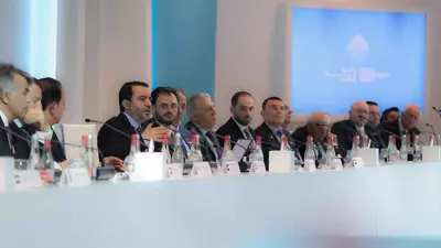 وزير الخارجية السوري مع رجال أعمال سوريين