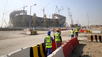 منظمات حقوقية تطالب الرعاة بالضغط على الفيفا وقطر لتعويض عمال كأس العالم