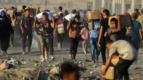 غزيون يحصلون على مساعدات 