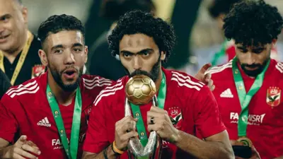 أحمد قندوسي (يسار) خلال تتويجه مع الأهلي بدوري أبطال إفريقيا