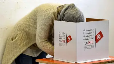 امرأة في تونس تدلي بصوتها في انتخابات سابقة
