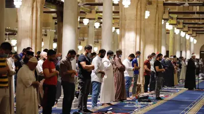 تأدية الصلاة بأحد المساجد
