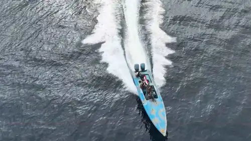 قارب خشبي في عرض البحر الأحمر