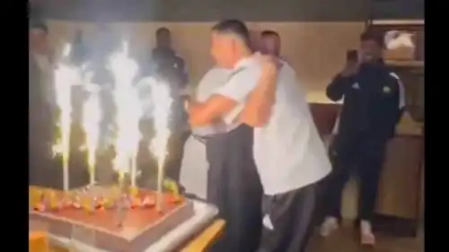 طباخ النصر يعانق كريستيانو رونالدو