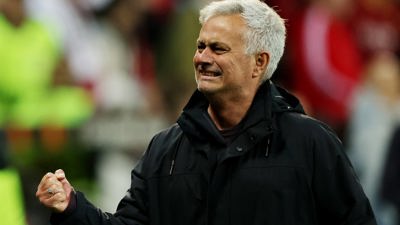 بطريقة حماسية مثيرة.. مورينيو يحتفل مع جماهير روما بالتأهل لنهائي الدوري الأوروبي (فيديو)