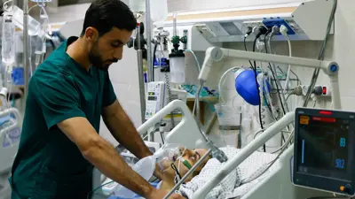 طبيب يراقب حالة مريضة في مستشفى بقطاع غزة