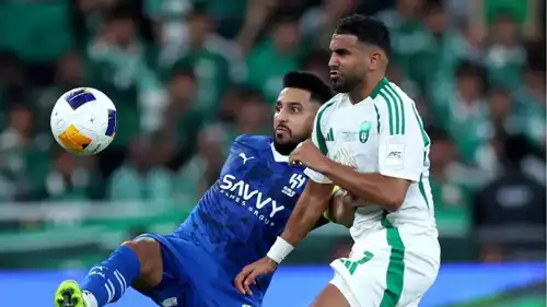 مباراة سابقة بين الأهلي والهلال في الدوري السعودي