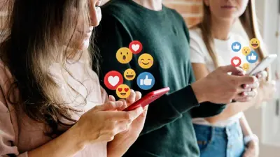 تأثير الإعجابات والتعليقات
