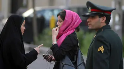الشرطة الإيرانية تتحدث مع امرأة 