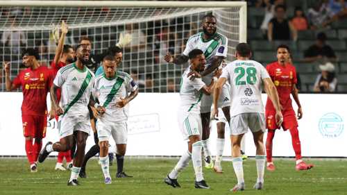 كيسيه ولاعبي الأهلي في مباراة القادسية