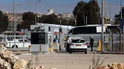 حافلات الأسرى الفلسطينيين لحظة مغادرتها سجن عوفر 