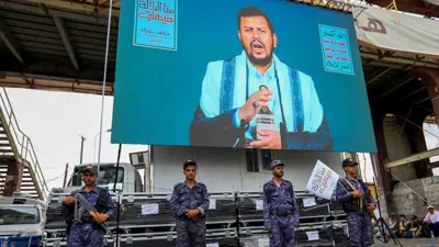 ملصق يحمل صورة زعيم الحوثيين عبد الملك الحوثي