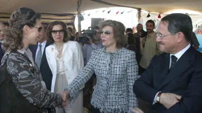 صهر الأسد فواز الأخرس صحبة زوجته وابنته
