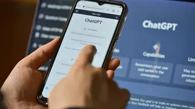 شخص يستخدم شات جي بي تي