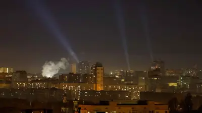 دخان يتصاعد من كييف بعد قصف روسيا