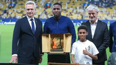 عمر هوساوي خلال تكريمه سابقا في الاتحاد السعودي