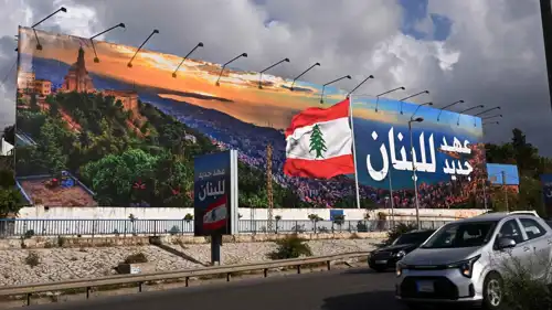 لافتة لبنان عهد جديد في بيروت
