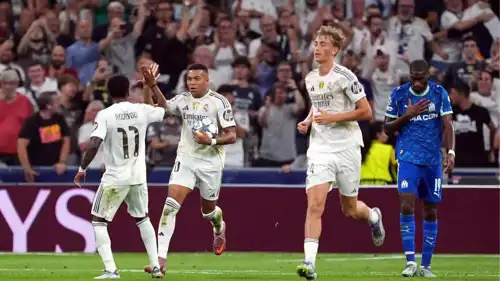 احتفال كيليان مبابي مع رودريغو في مباراة ريال مدريد ومارسيليا