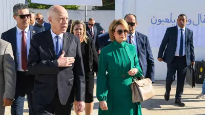 قيس سعيد وزوجته خلال التوجه للإدلاء بصوتيهما