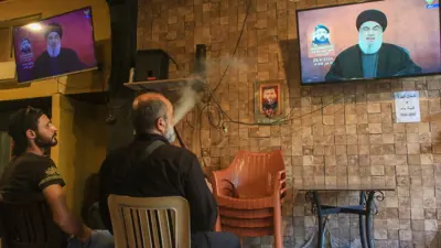 متابعة خطاب نصر الله من مقهى في بيروت