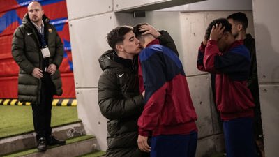 فيرمين يحمل غافي للاحتفال مع لاعبي برشلونة (فيديو)