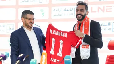 محمود كهربا خلال توقيع العقد مع نادي الاتحاد الليبي