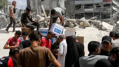 فلسطينيون يتجمعون لتلقي المساعدات في قطاع غزة