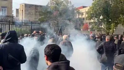 متظاهرون أمام مبنى برلمان أبخازيا