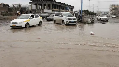 اليمن.. انتشال طفل "حيّ" وسط السيول الجارفة (فيديو)