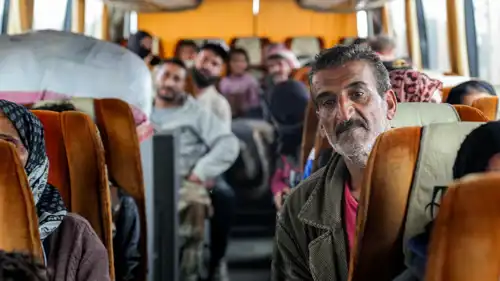 أشخاص خلال إجلائهم من السويداء