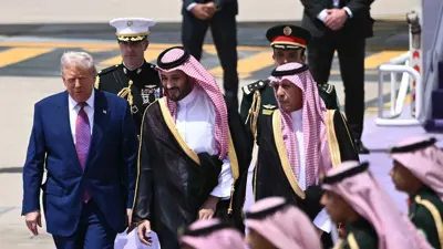 لحظة وصول ترامب إلى الرياض ومحمد بن سلمان في مقدمة مستقبليه